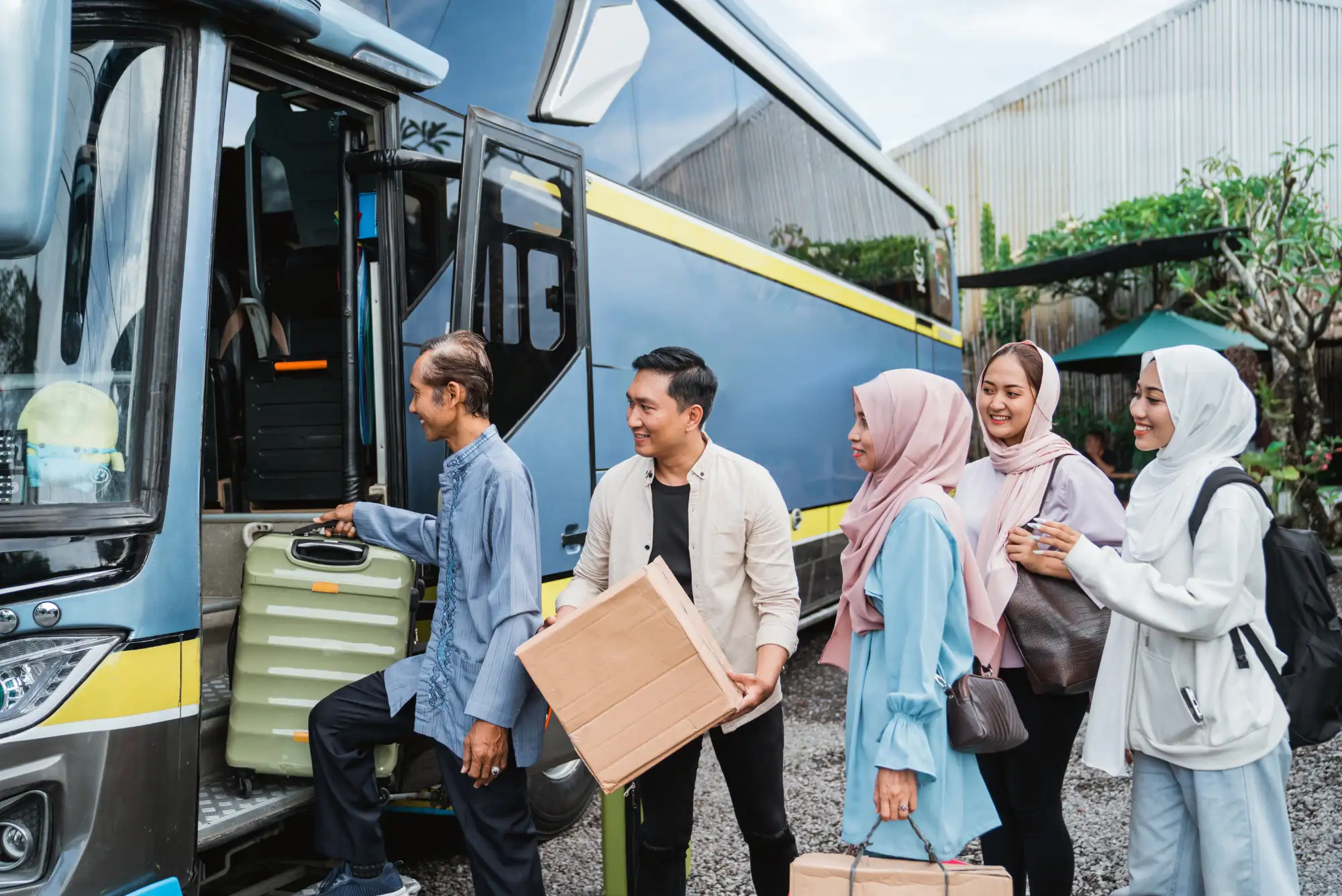 harga sewa bus mudik lebaran terbaru.webp